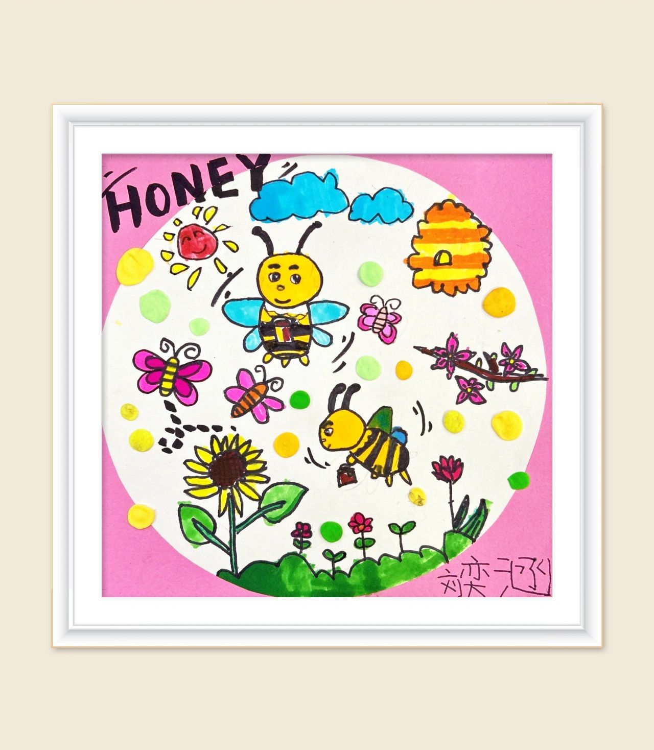 首先,准备好你的画笔和颜料,然后我们开始描绘小蜜蜂的轮廓和细节.