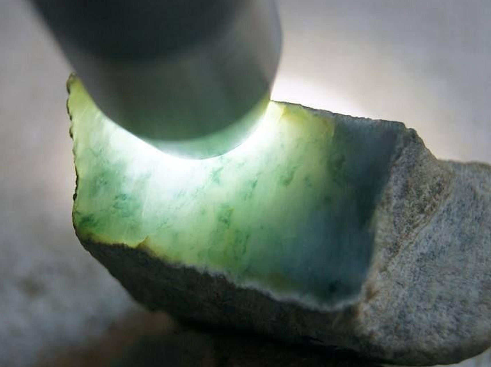 如何分清翡翠原石的金丝种和花青种?