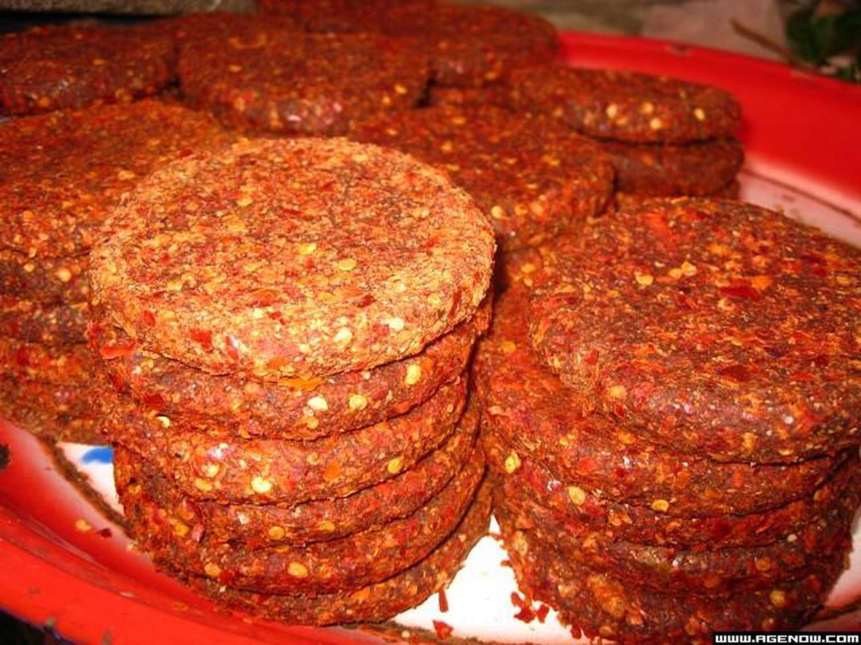 辣椒饼是江西省抚州市广昌县的一道美味佳肴,主料是红辣椒,糯米粉,水