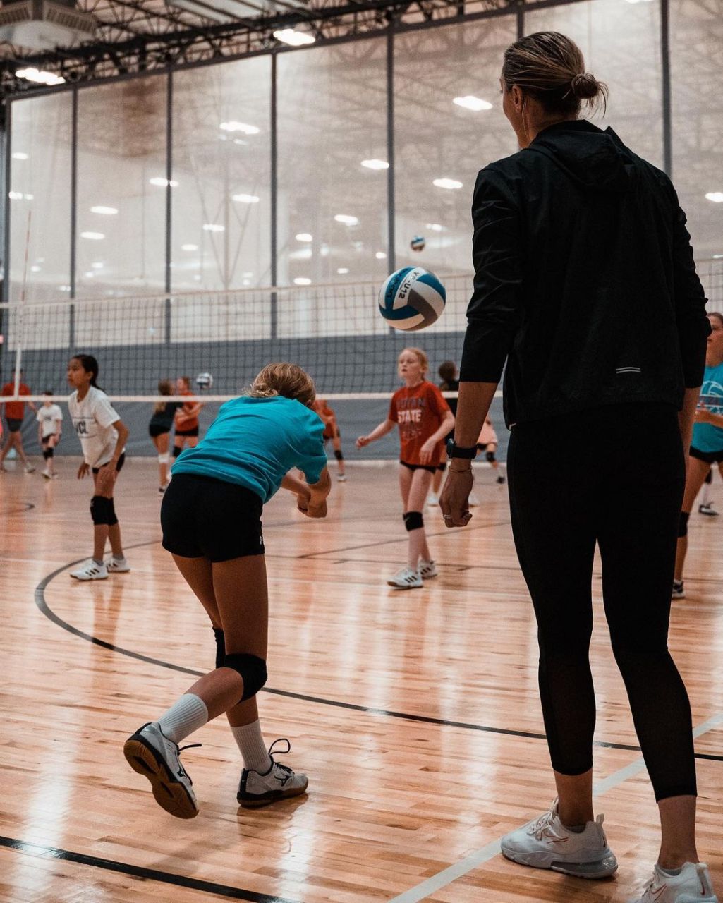 【拉尔森开办排球训练营】