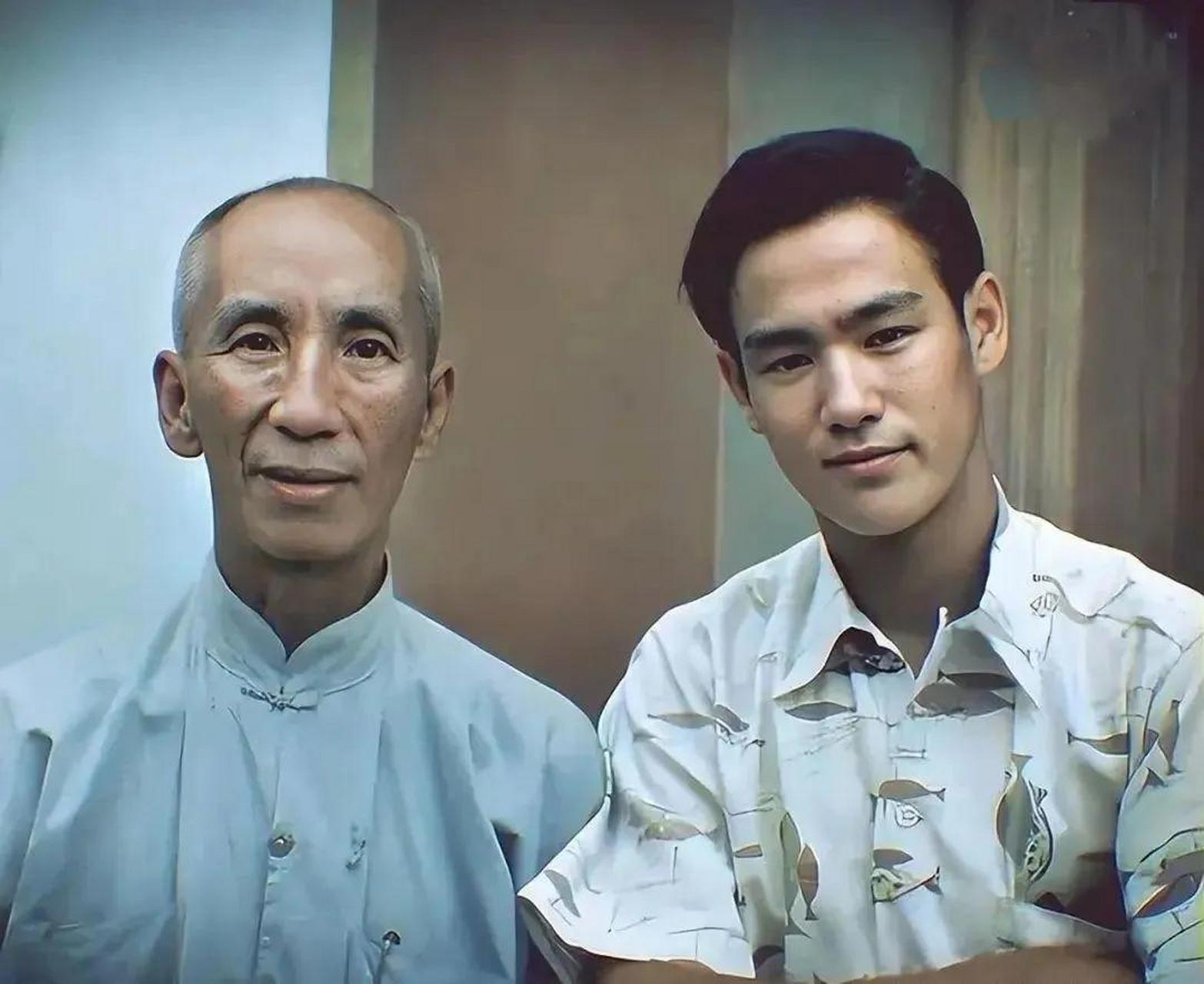 年轻时李小龙高大帅气,身材健壮,英气勃勃.