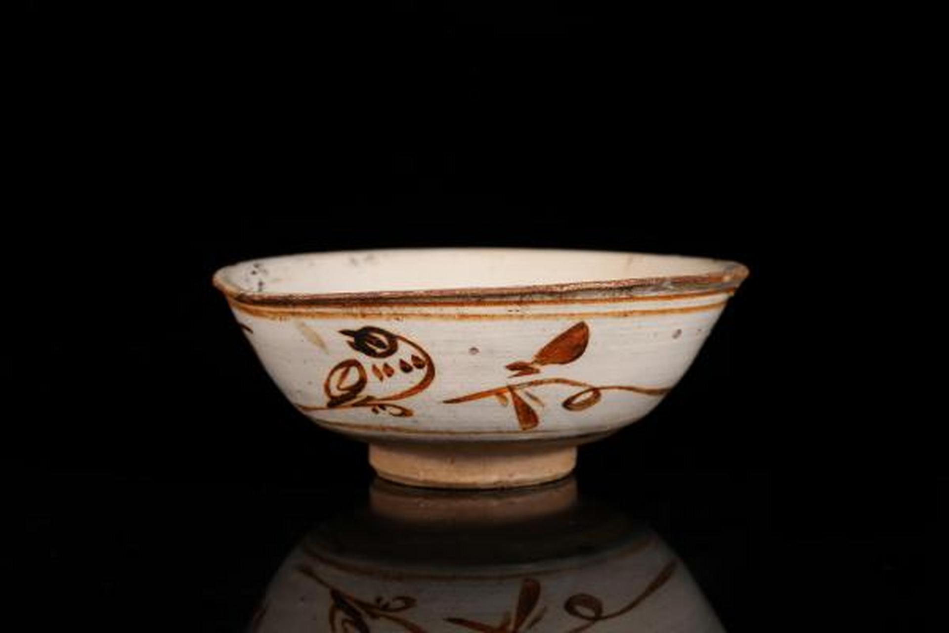 8cm;此件元·磁州窑白釉绘花纹碗,敞口,弧腹,圈足.