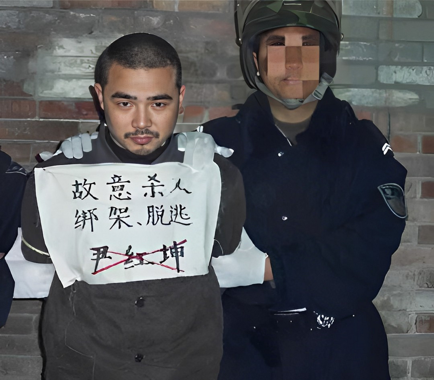 2002年,尹红坤被判处死刑.照片里,他的脸很凶,甚至还带着笑容.