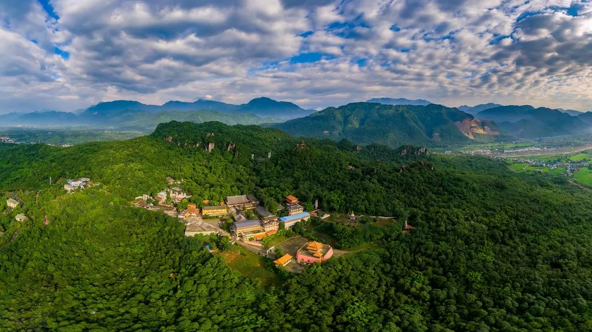 在景区内山势峭拔,层峦叠嶂,太乙,凌霄,挂衣,驾鹤,十二峰拔地而起