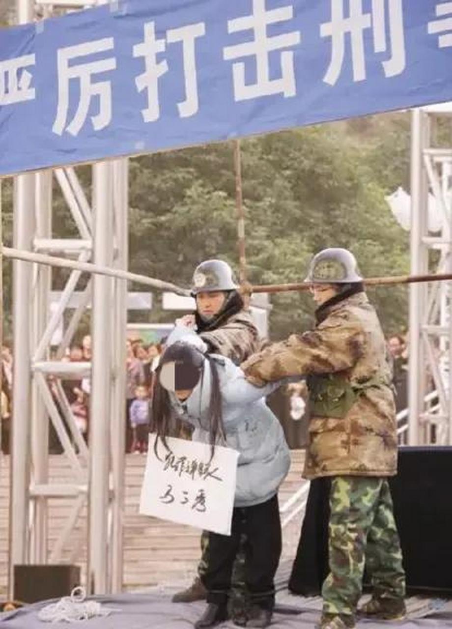 这是一个公捕公判大会现场,根据照片上围观现场,应该是在犯罪人原籍有
