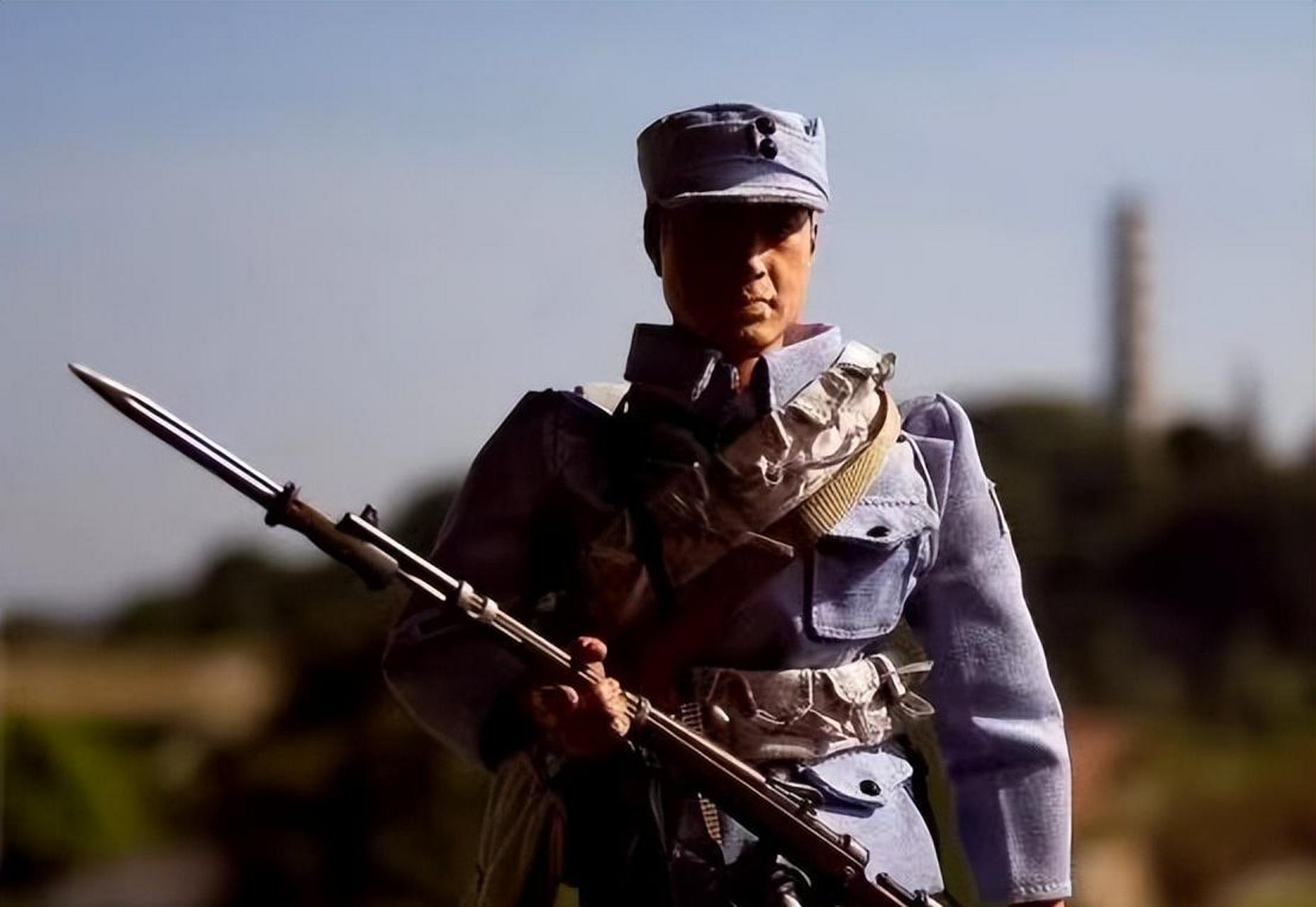 1943年,18岁的新兵宋岭春正在训练,突然天空传来日机的轰鸣声,他一个