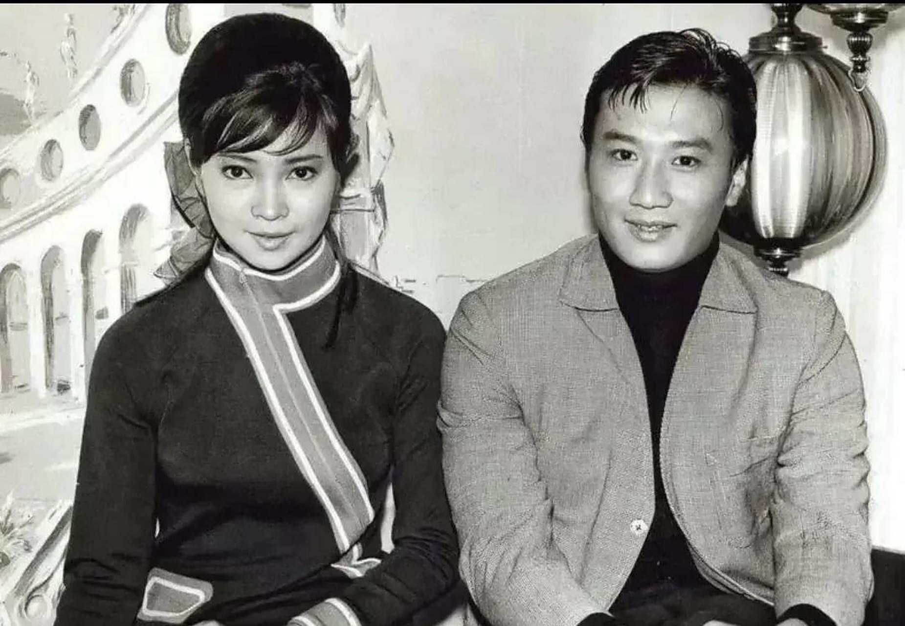 谢霆锋的父亲谢贤年轻时和萧芳芳合影的照片成为了人们茶余饭后的话题