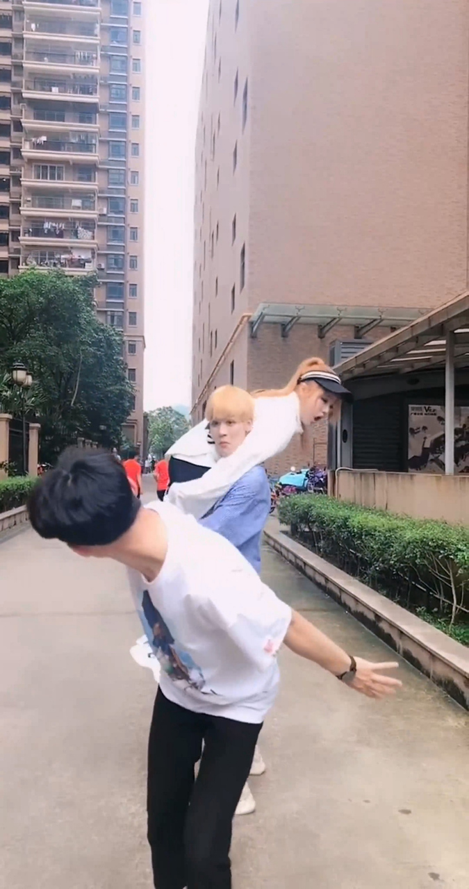 娜娜街头被帅哥撩,接下来可乐出现的那一刻,令人意想不到!