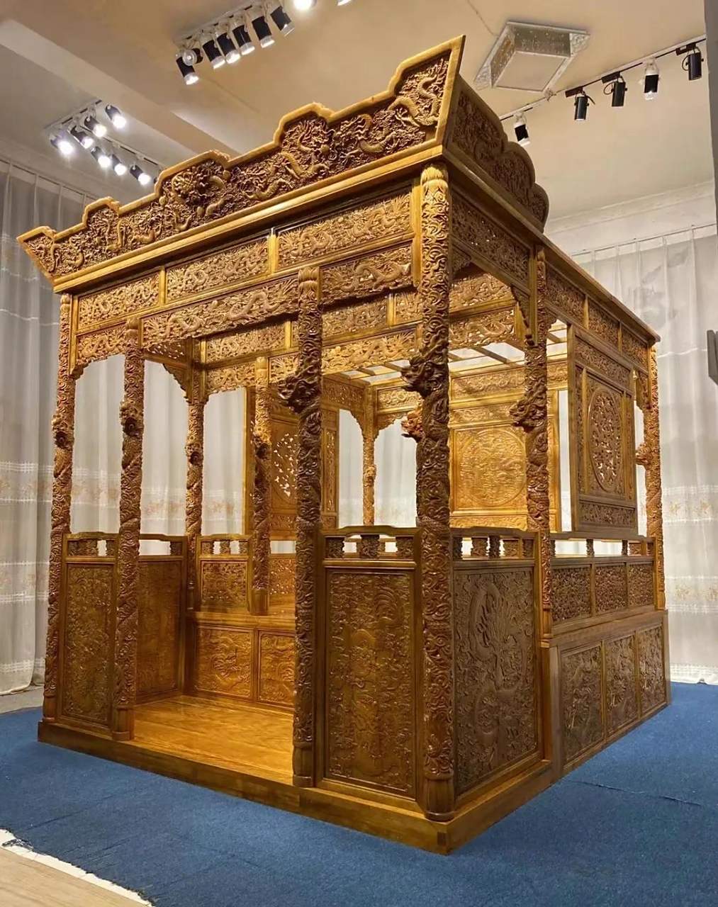 "福建一男子收藏了一架豪华龙床,当专家劝其上交国家时,男子毫不客气