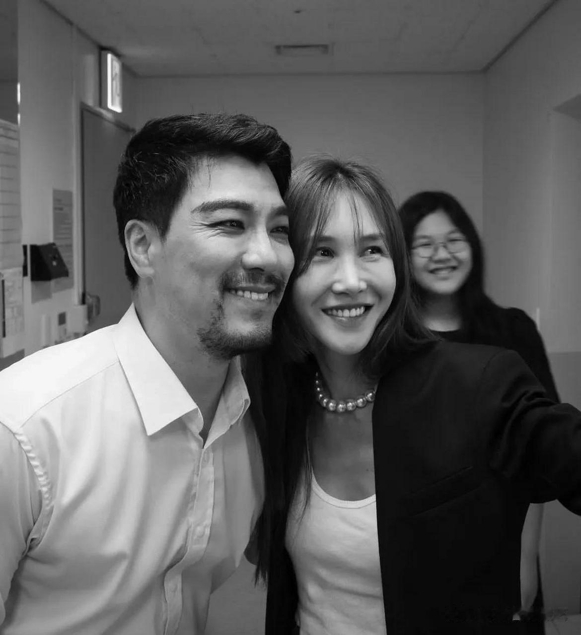 25日,演员严泰雄的妻子尹慧珍在自己的instagram上上传了多张照片,并