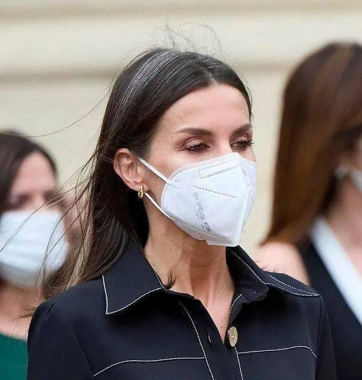 她经常和丈夫费利佩国王出席活动,每次的穿着打扮都让人惊艳,玲珑有致