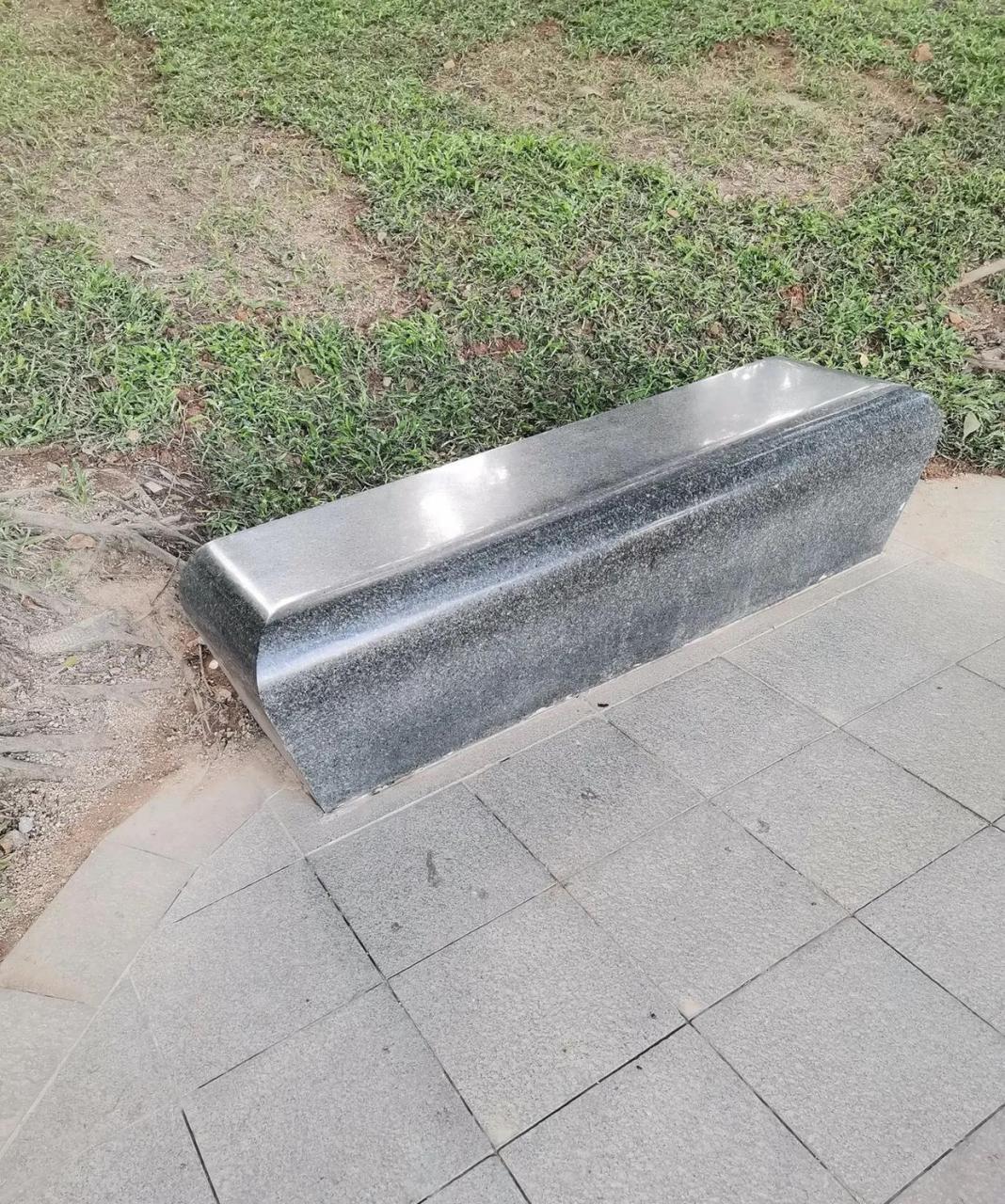 网友:公园里的石头凳,设计成这样,不敢坐,也不想坐