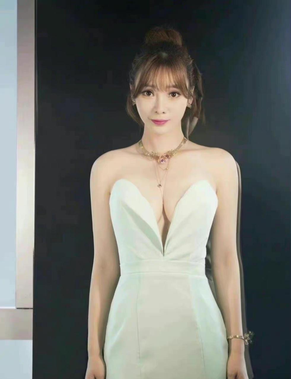 柳岩,一袭白色低胸裙,手如柔荑,肤如凝脂,性感火辣 #中国版chatgpt来