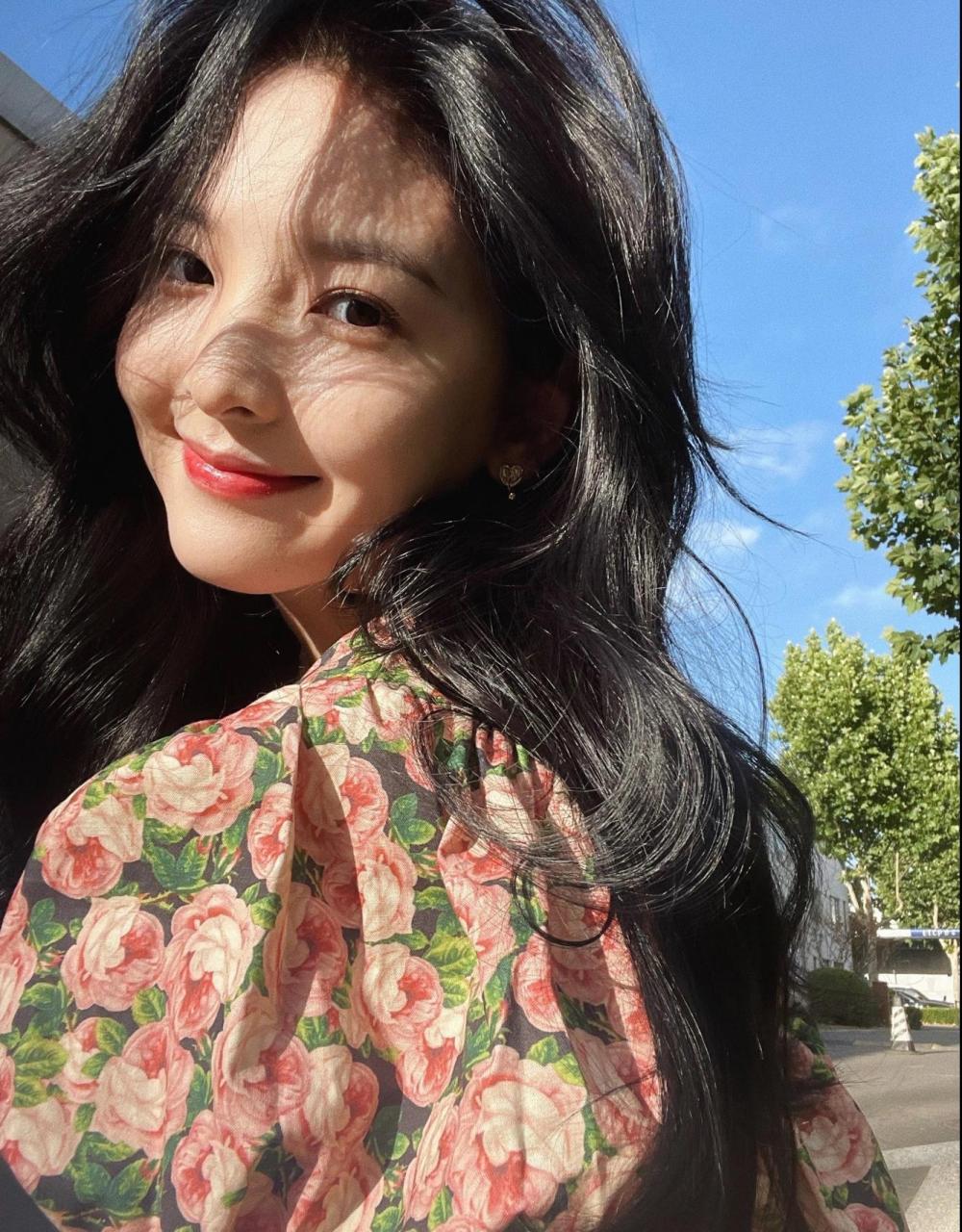 初恋女友章若楠穿搭 把浪漫繁花都穿在身上 在浪漫夏日和碎花裙的加持