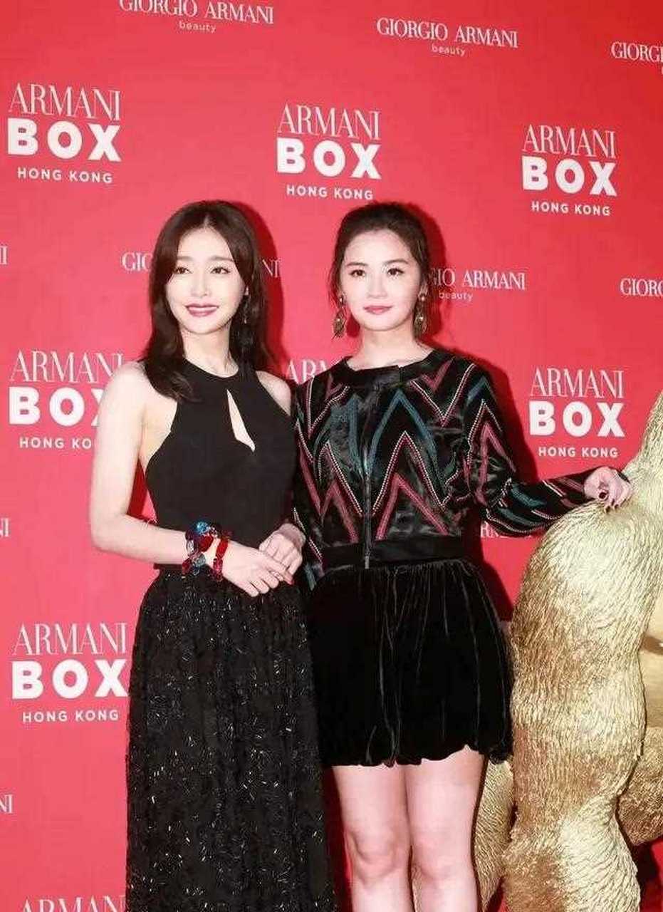 哇,这俩好可爱啊,应采儿阳光开朗洒脱又喜庆,秦岚甜美又乖巧!