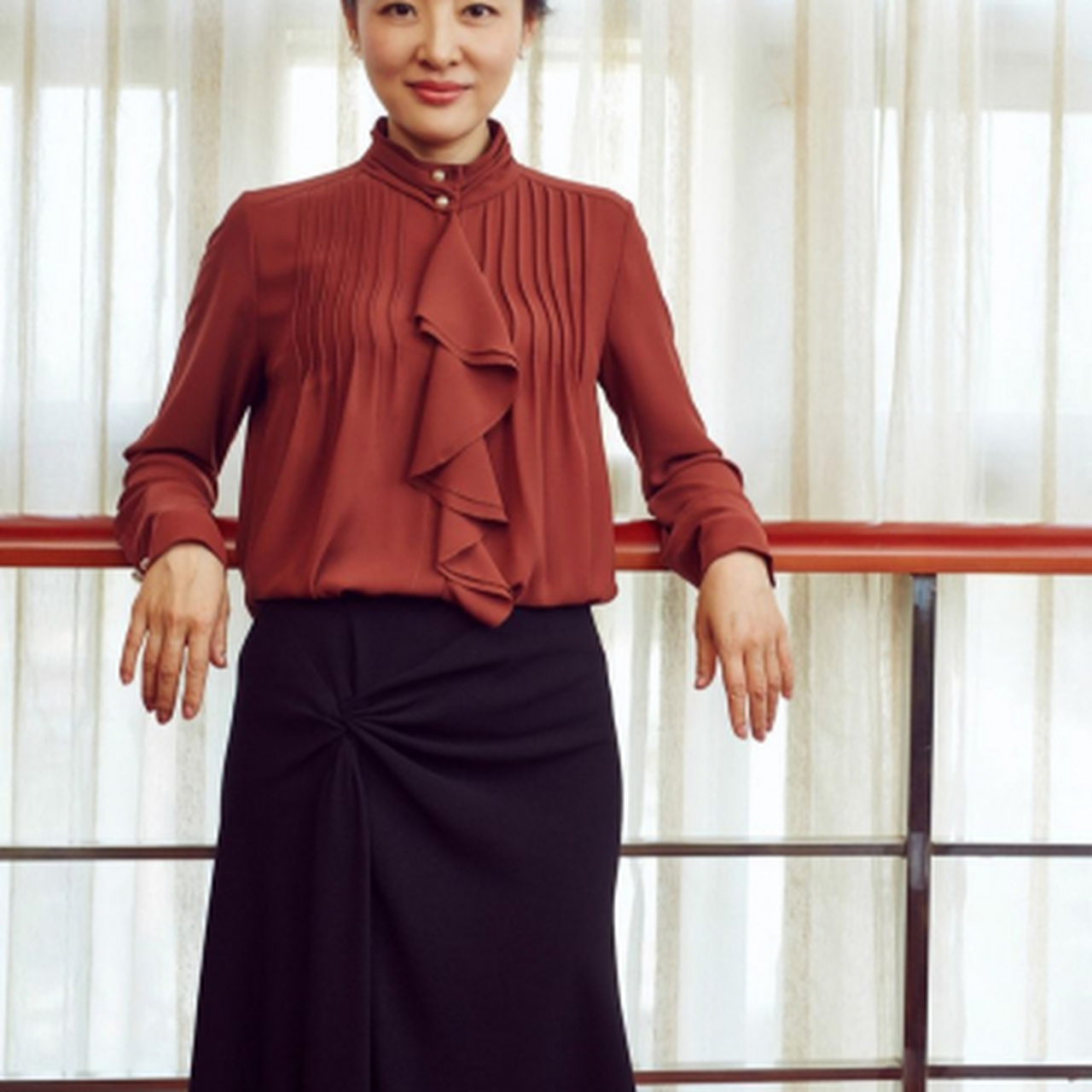 周涛,一位五官精致且散发着独特气质的女性,她的外貌与内在的魅力都让