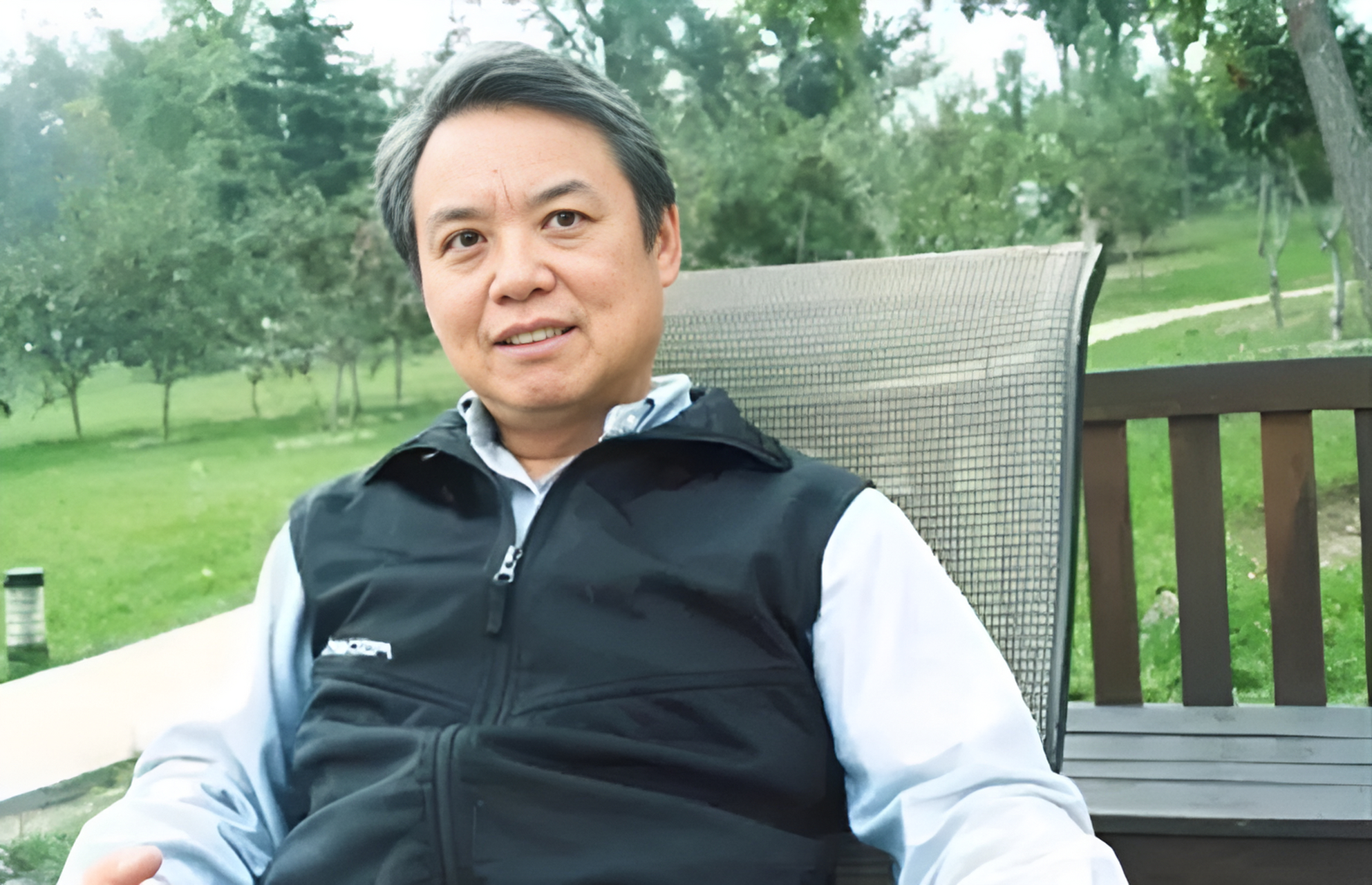 故事讲述了凌志军的生命历程,他出身富裕,但是因为一些原因只上到初中