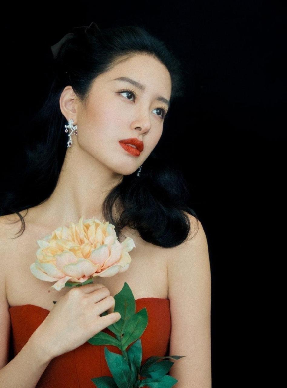 杨采钰:红 色抹胸礼服裙,极致的美