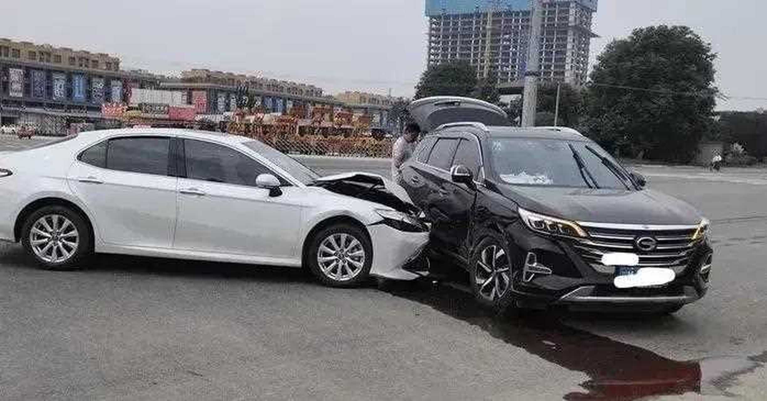 最近有网友发了一起事故图片,凯美瑞侧面撞击传祺gs4,运气很不好,撞到