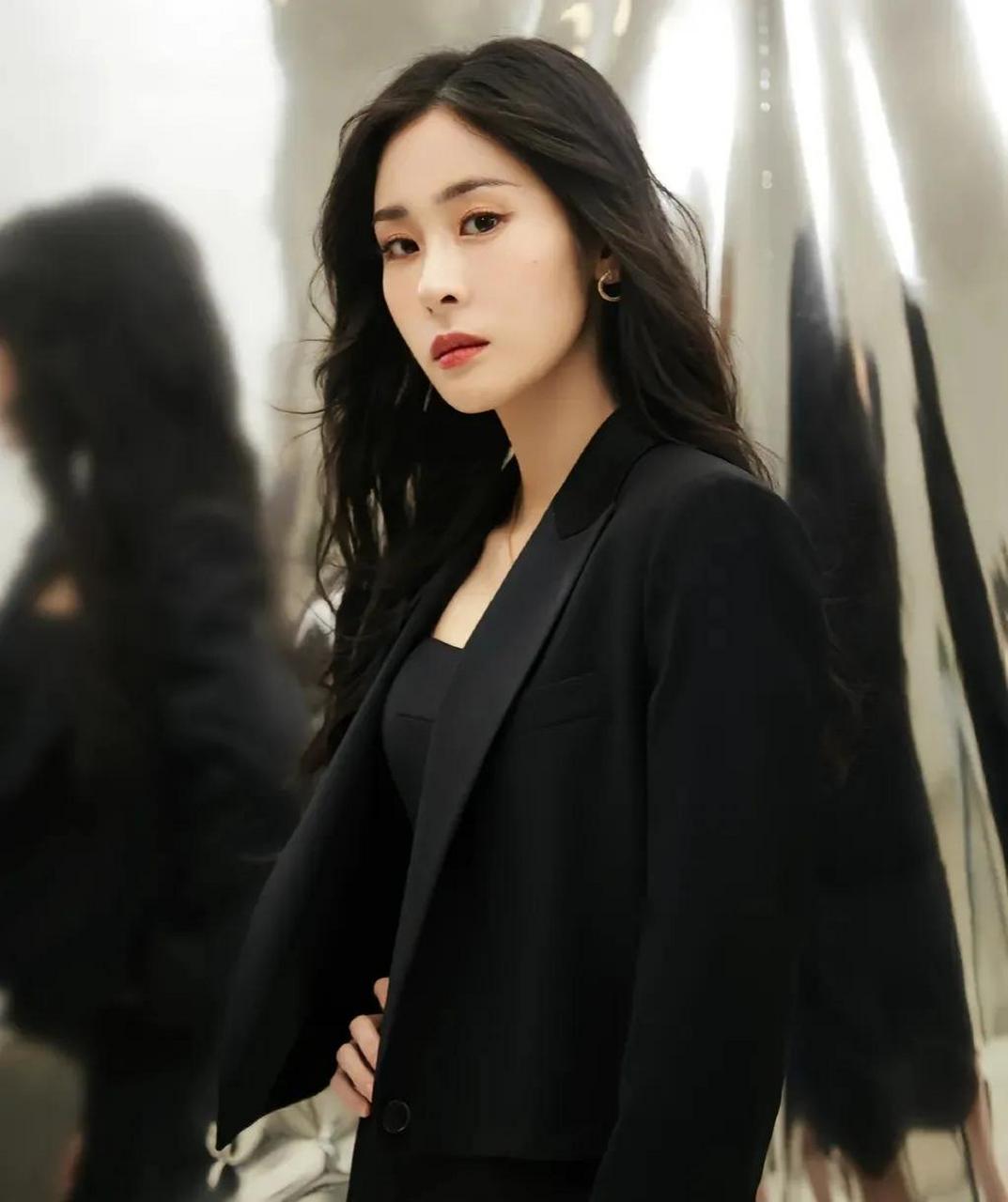 张碧晨演员出生在中国河北省的一个普通家庭,从小就对表演和音乐有着