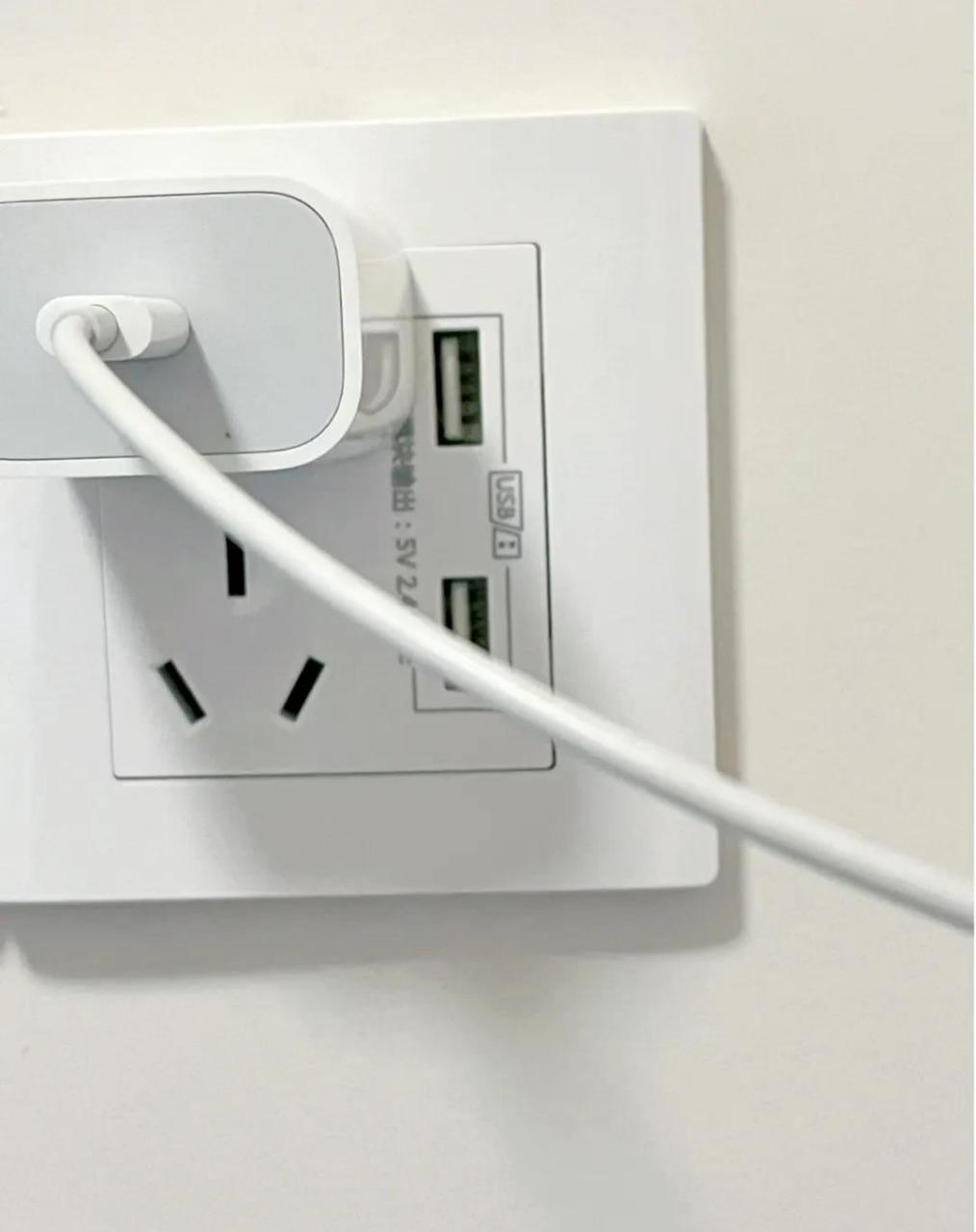 邻居来我家串门, 看到插座上的充电器, 她随手就给拔了下来, 还说:"不