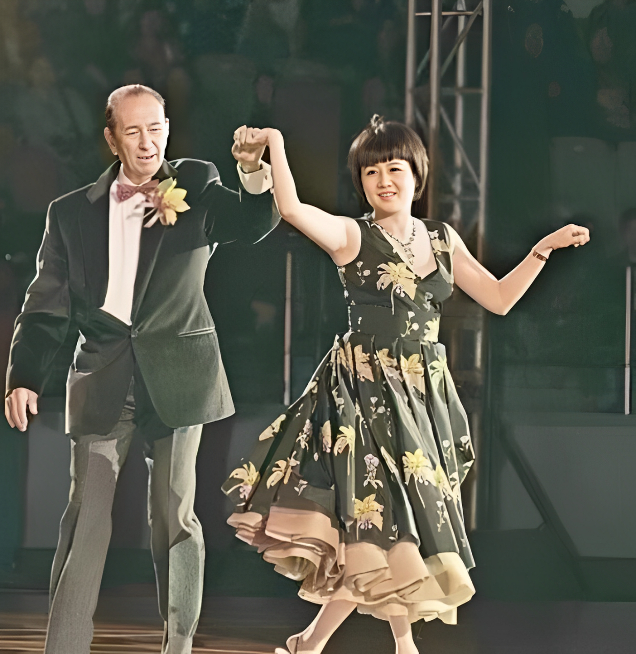 从照片中可以看出这位赌王对梁安琪是真的情有独钟!