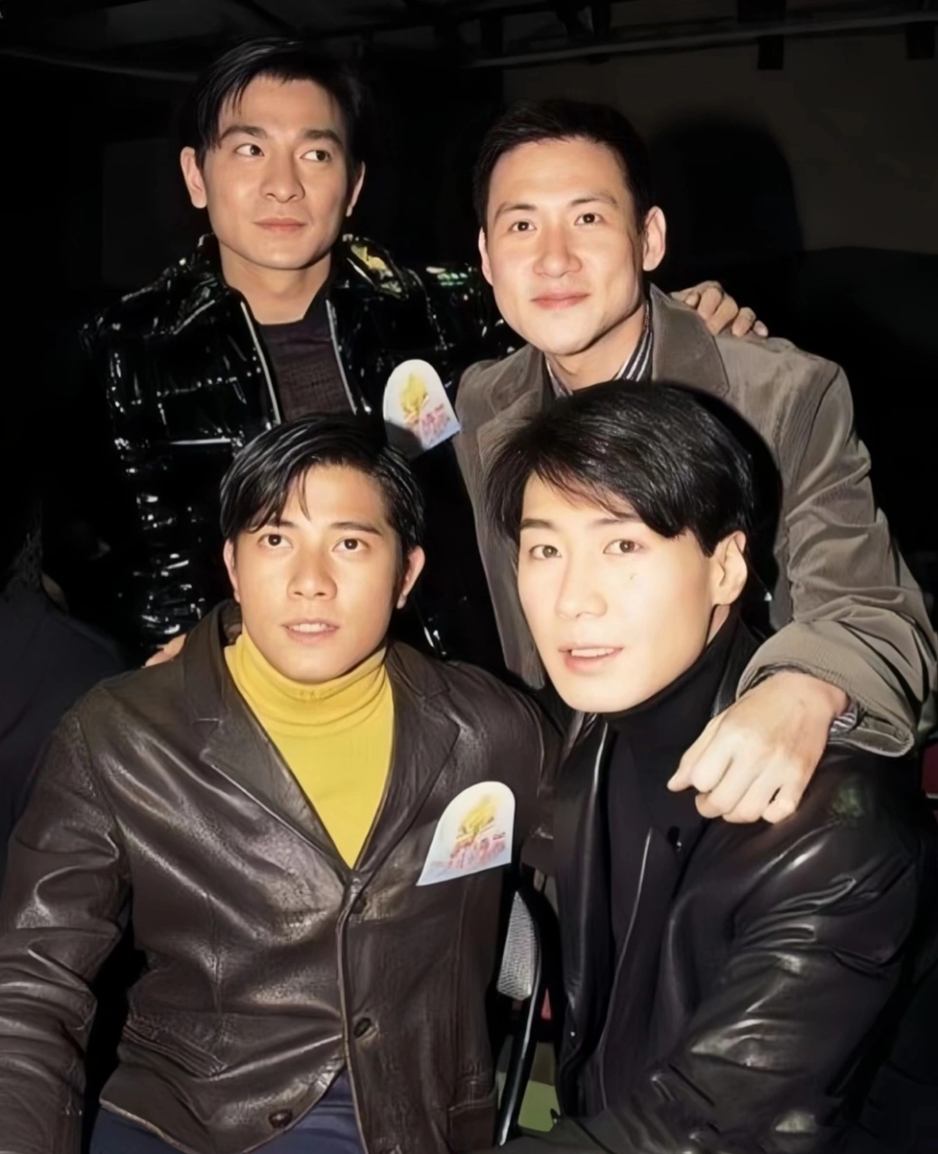 四大天王# #娱乐圈#  发现四大天王早期多张合影,刘德华和张学友更