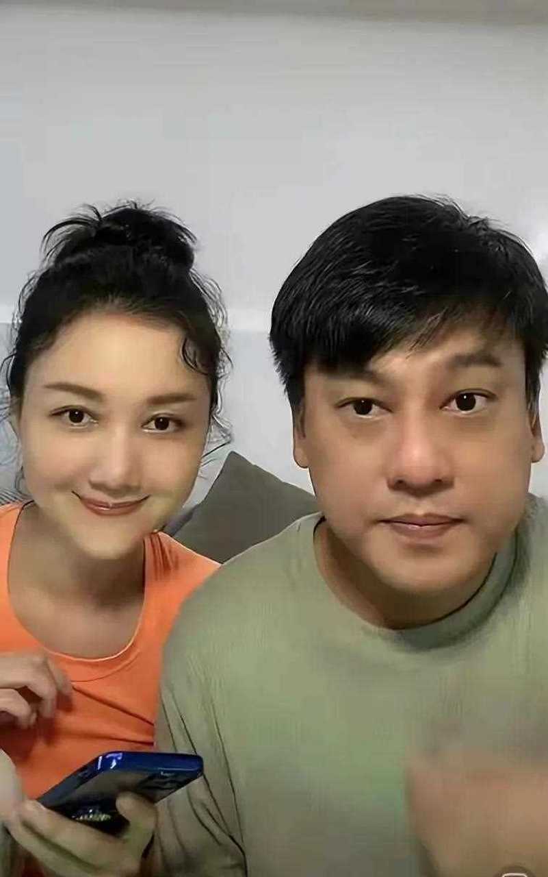 朱孝天和老婆韩雯雯开直播,许久未露面的朱孝天穿着绿色t恤衫,已经是