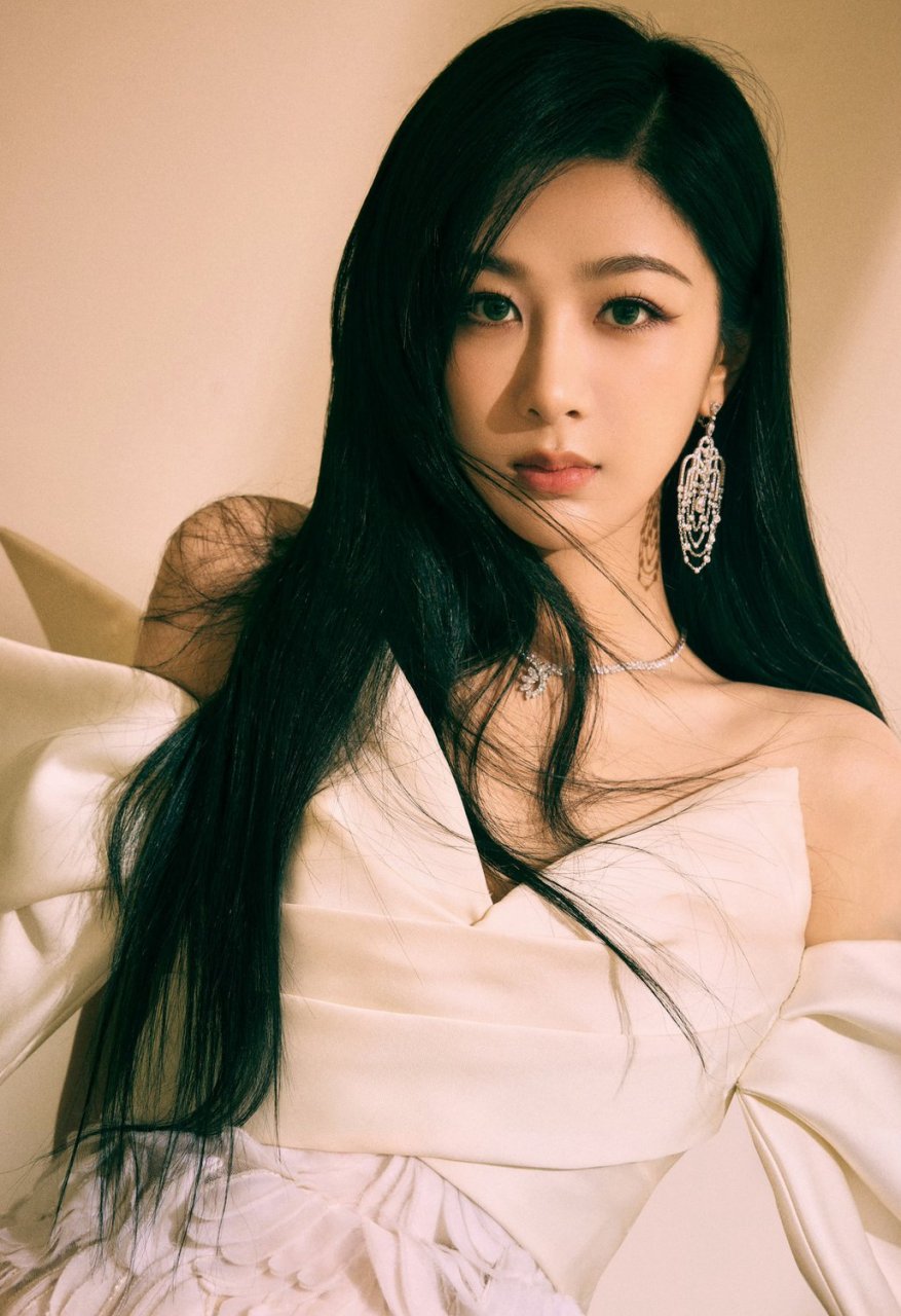 杨紫 杨紫披肩长发搭配鲜花裙摆造型,缱绻温柔的优雅氛围,女神降临了