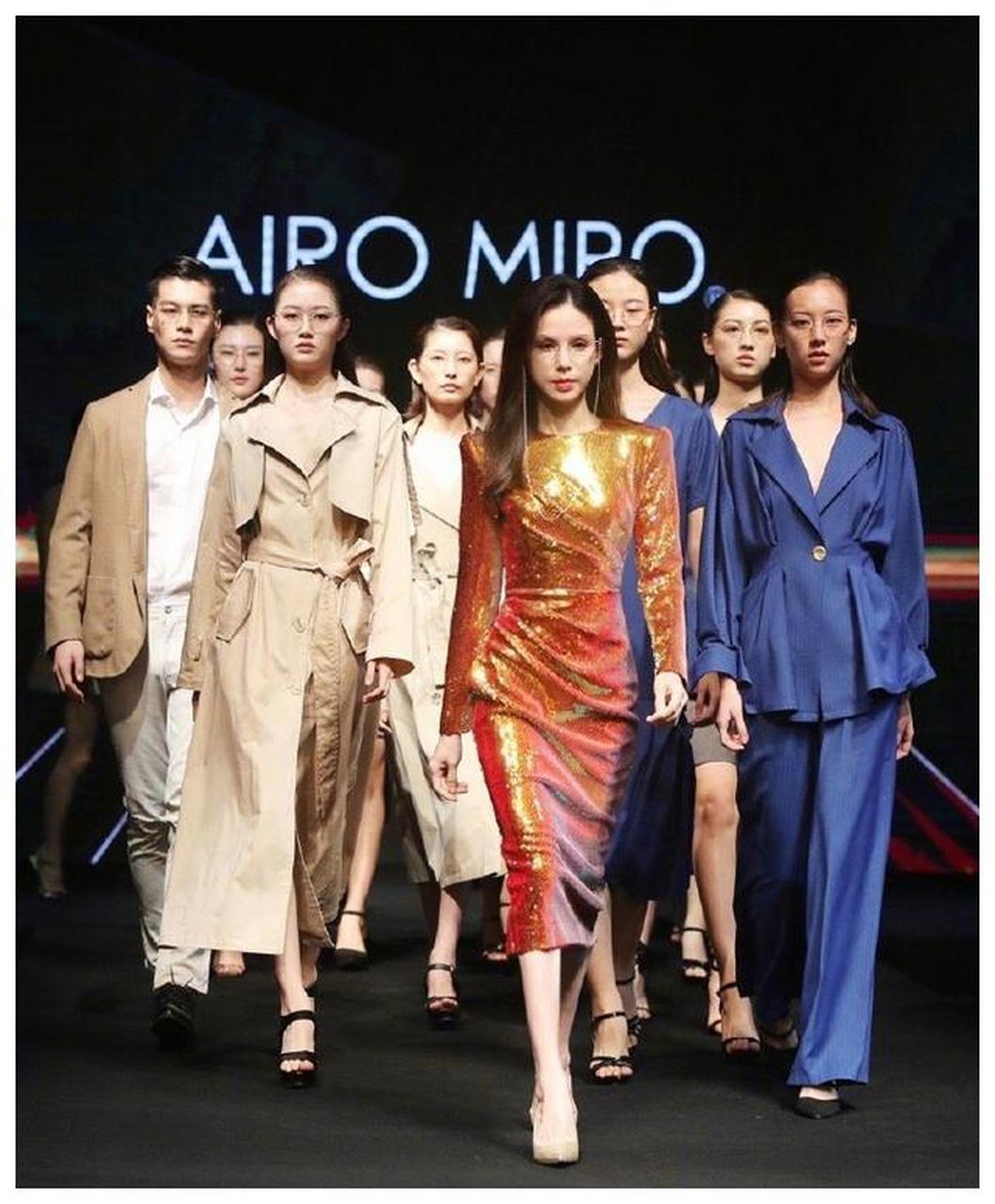 李若彤高调走秀,一袭金橘亮皮裙气场全开,凹凸身材胜过同台模特