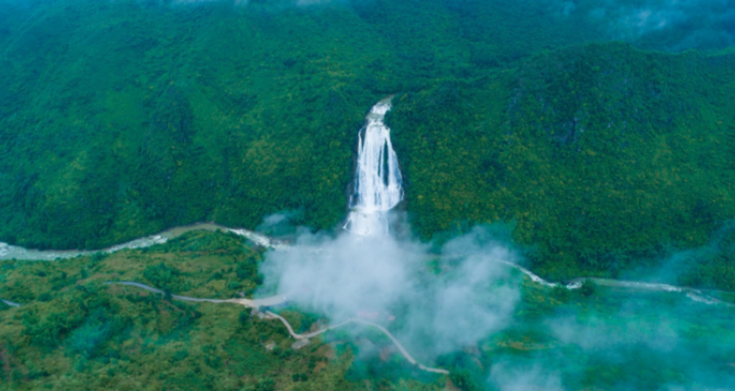 在贵州安顺关岭县大山有一处原生态未开发的瀑布群,风光秀丽,气势雄伟