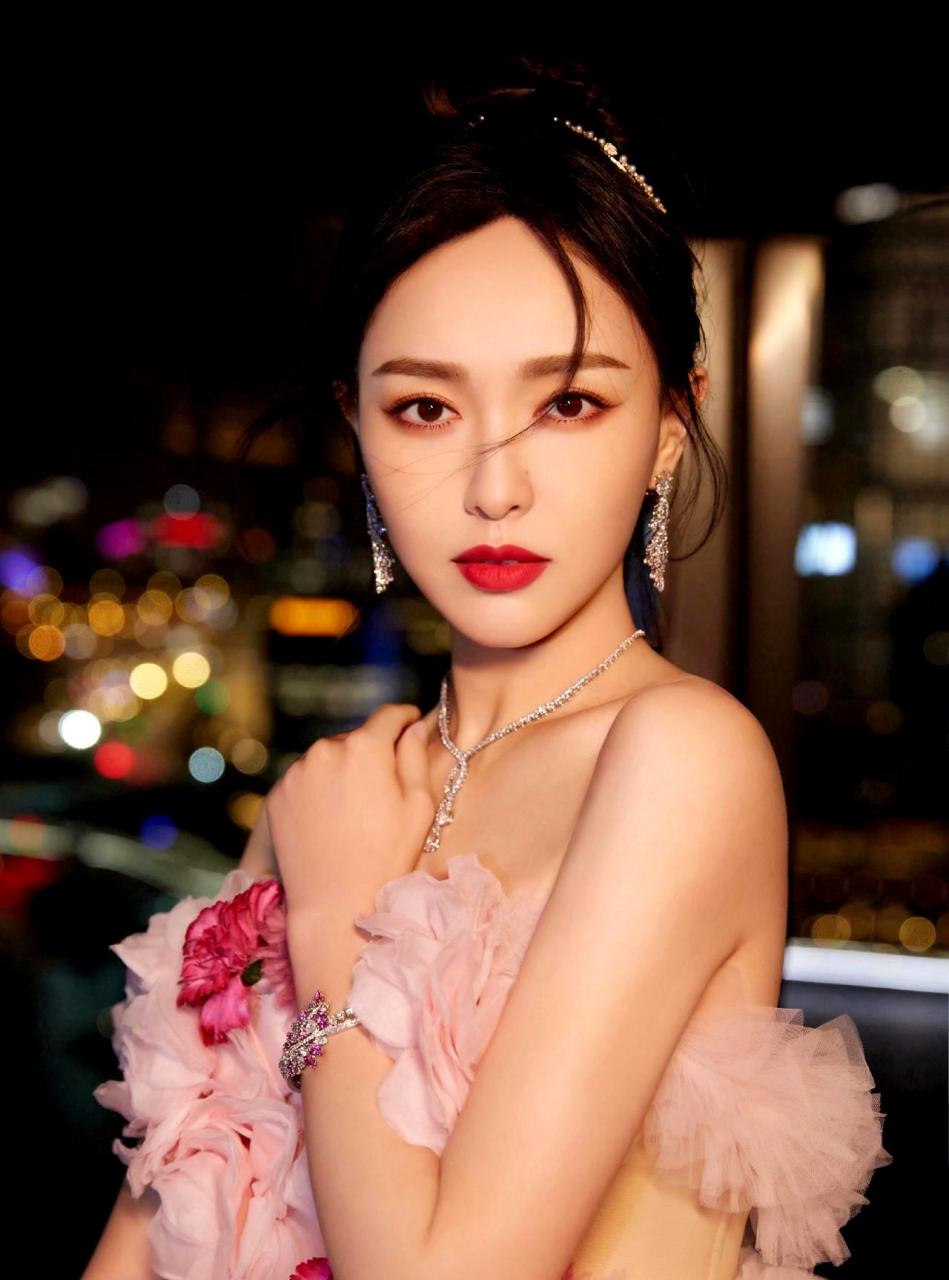 唐嫣身穿一件浅粉色的蓬蓬纱蛋糕裙,宛如一个甜蜜幸福的花仙子.