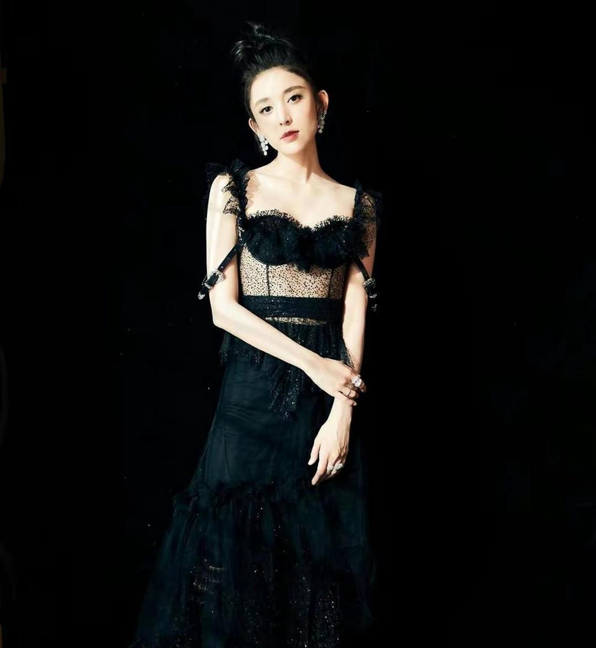 古力娜扎黑色吊带连衣裙性感写真