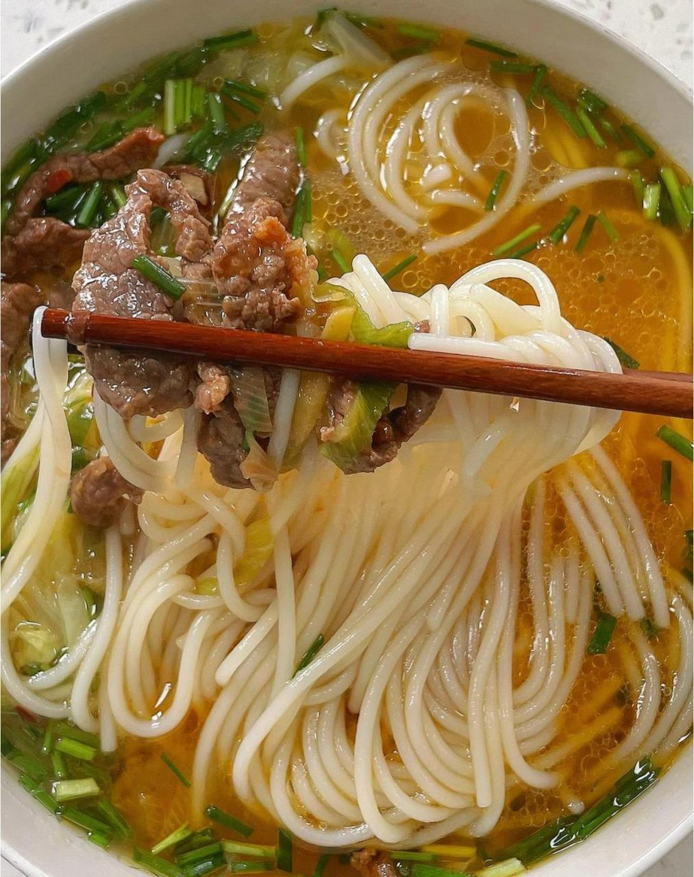 不知道吃什么的时候就来碗牛肉米线吧做法: 1牛里脊洗净逆着纹路切丝