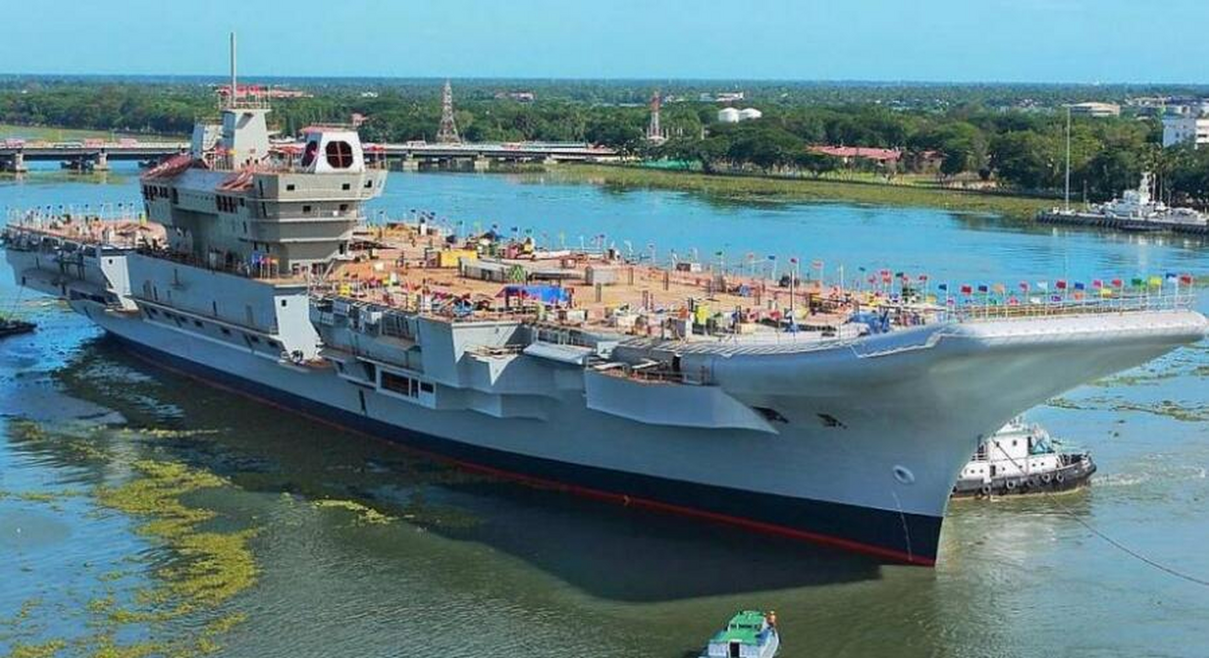 "印度国产航母"维克兰特"号服役时的机库照,两侧的家用电风扇是亮点