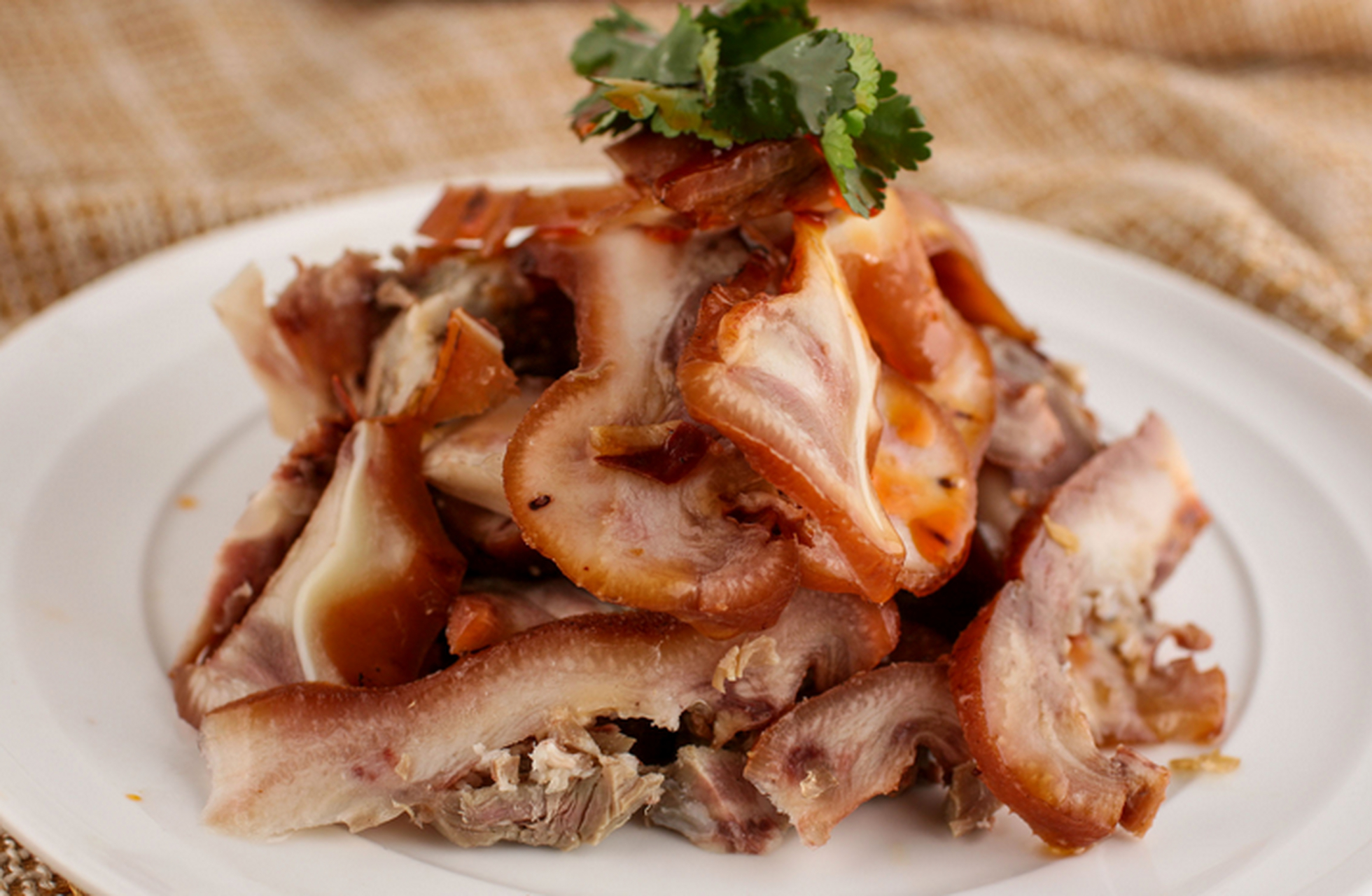 花生米 酱牛肉 猪头肉 凉拌皮蛋 拍黄瓜 凉拌皮冻 有了下酒菜,那好酒