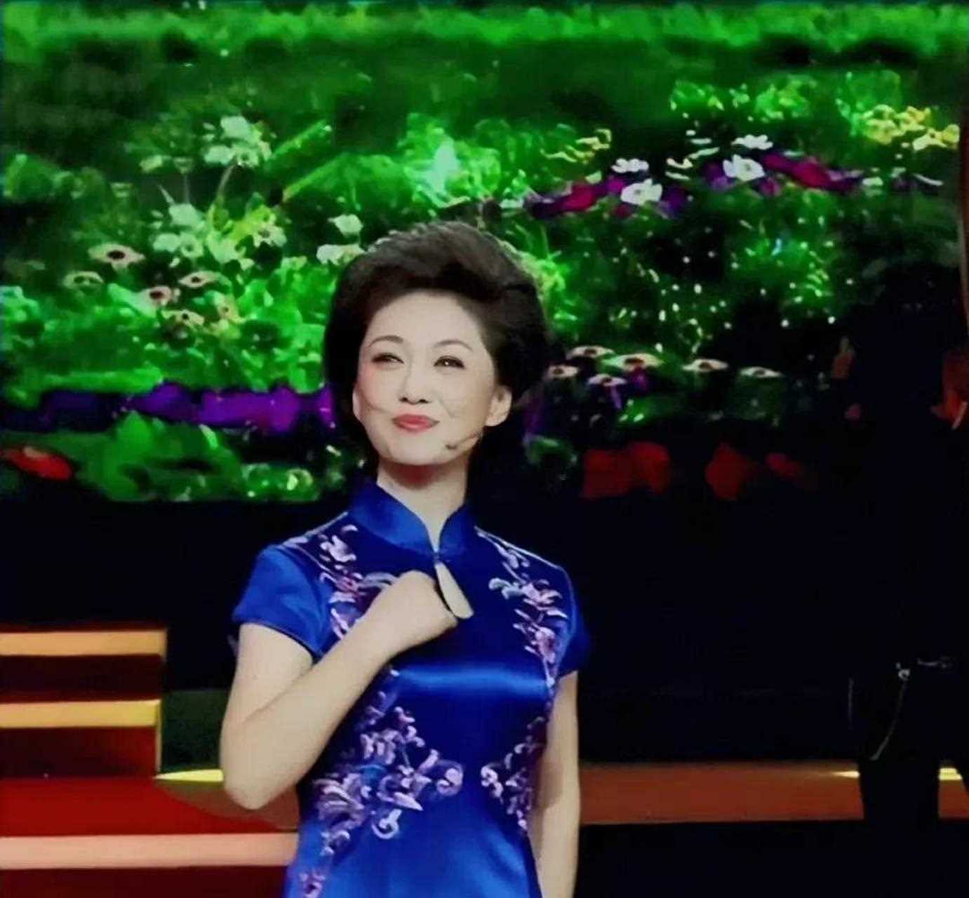 端庄优雅的海霞,太适合穿最具东方雅韵的旗袍单品了!