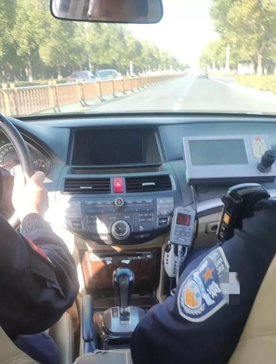 网友:带你们看看,警车内饰!万万没想到居然是这样的!