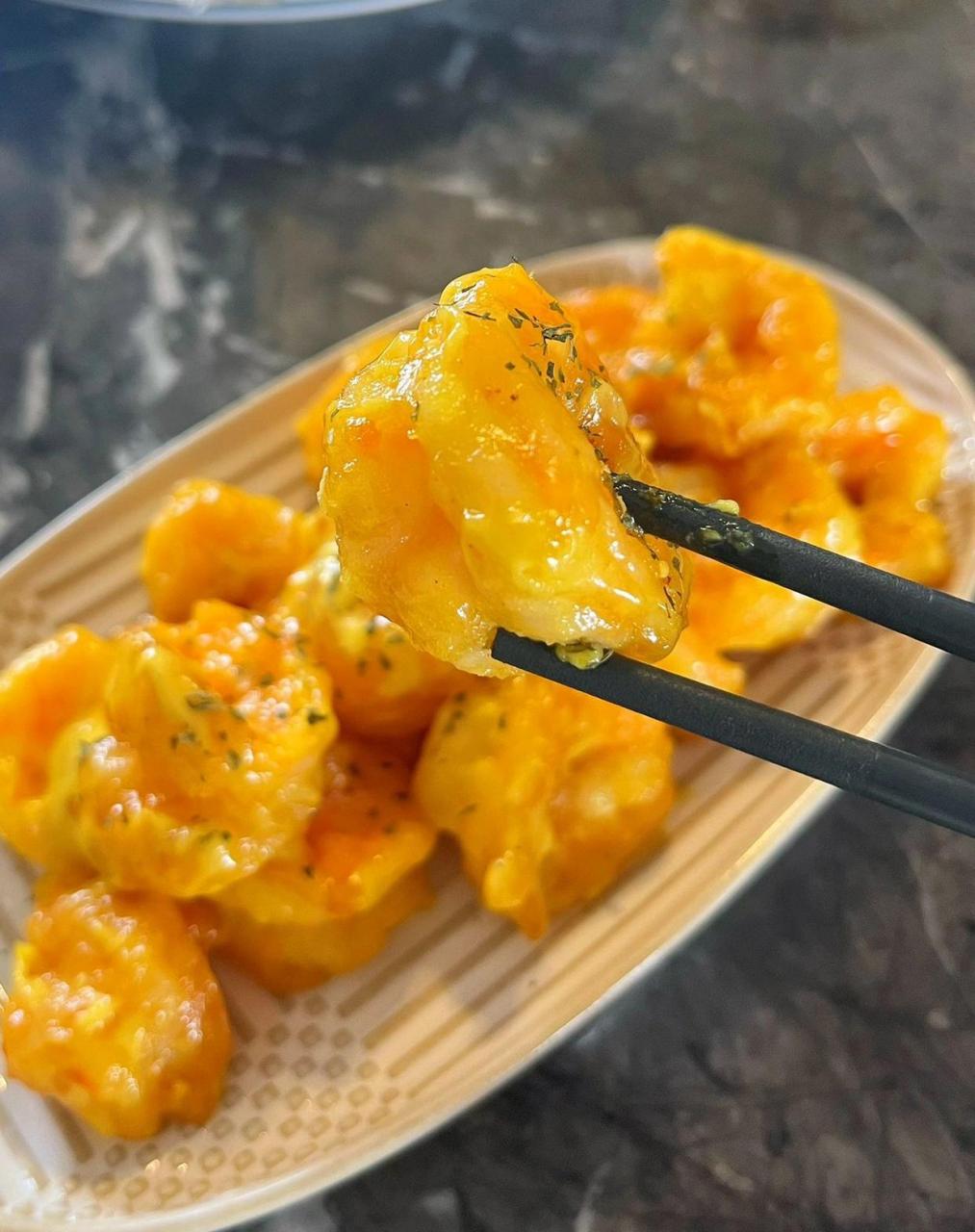 上桌秒空的芥末虾球[鸡蛋]简单又好吃 摆盘来点欧芹碎 颜值也很高