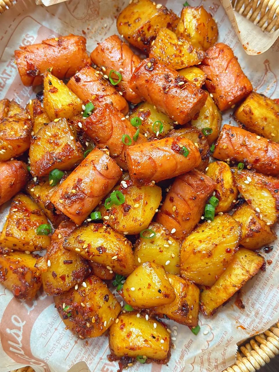 空气炸锅土豆火腿肠,一学就会,秒杀路边摊～ 今日分享的空气炸锅孜然