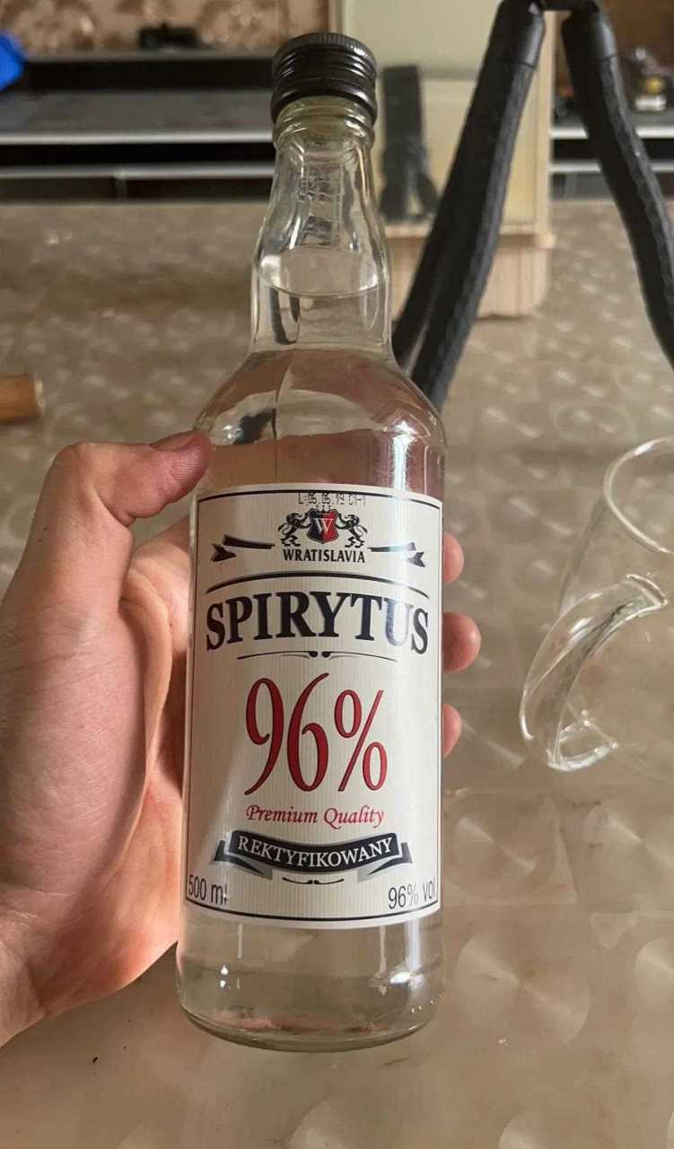 话说俄罗斯人真的会喝这种酒么?96度生命之水伏特加.