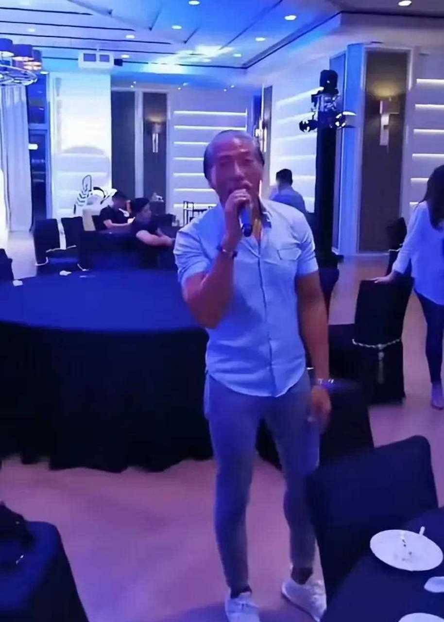 古惑仔里乌鸦的扮演者张耀扬现在怎么变成这样了,满头白发看起来非常