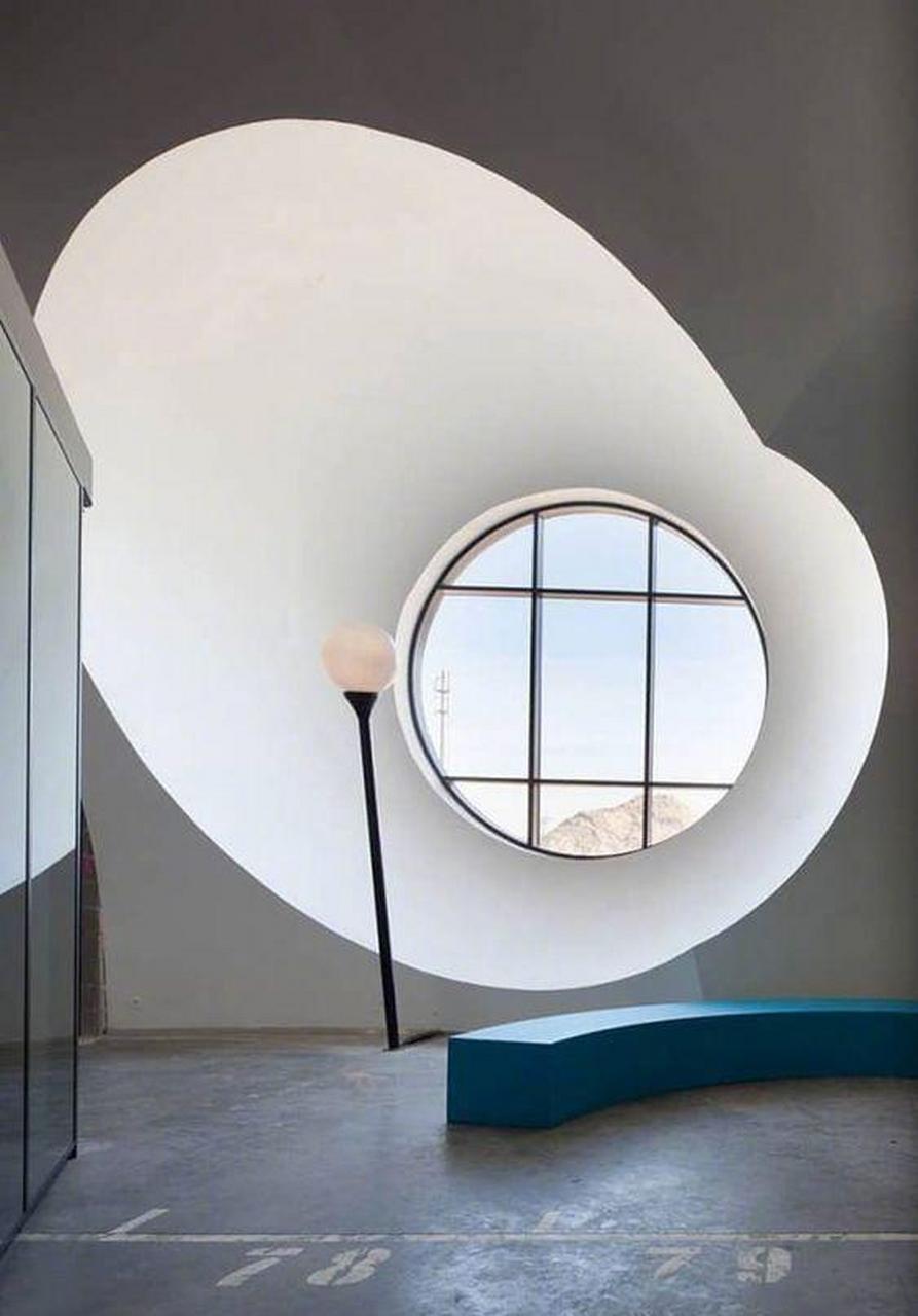 圆形窗原是中式园林中常见的 如今因为铝合金玻璃等材质 变得现代感