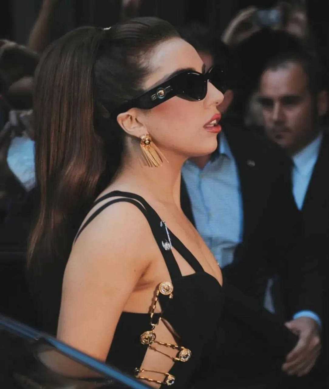 lady gaga身着经典小黑裙,佩戴黑色墨镜,真是太有范!