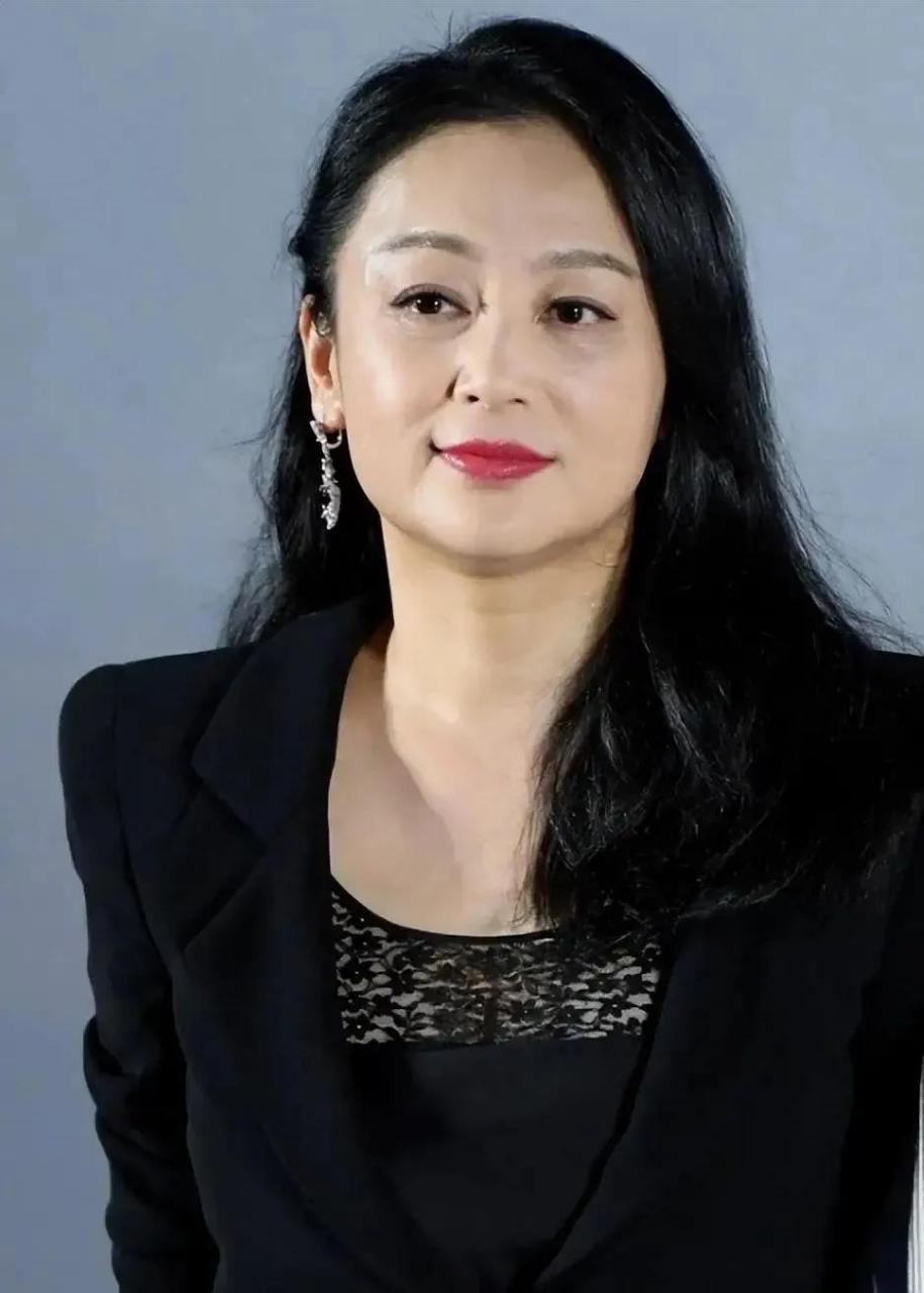 当年,陈红和倪萍因为追求陈凯歌而成为了冤家对头.