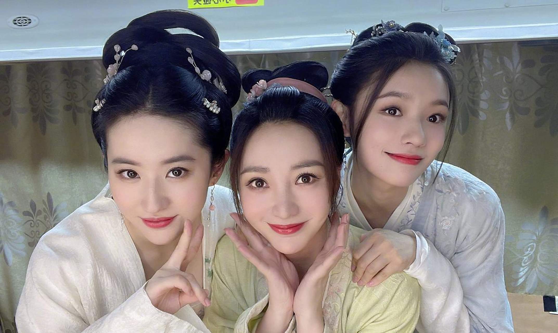 刘亦菲林允柳岩杀青合照 《梦华录》杀青看到了刘亦菲林允柳岩的同框