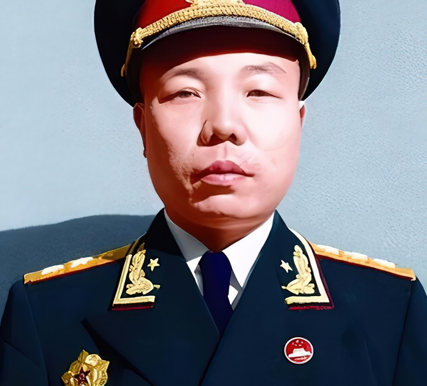 1975年,兰州军区第一政委萧华听到一个小女孩小芳在医院门口哭泣,了解