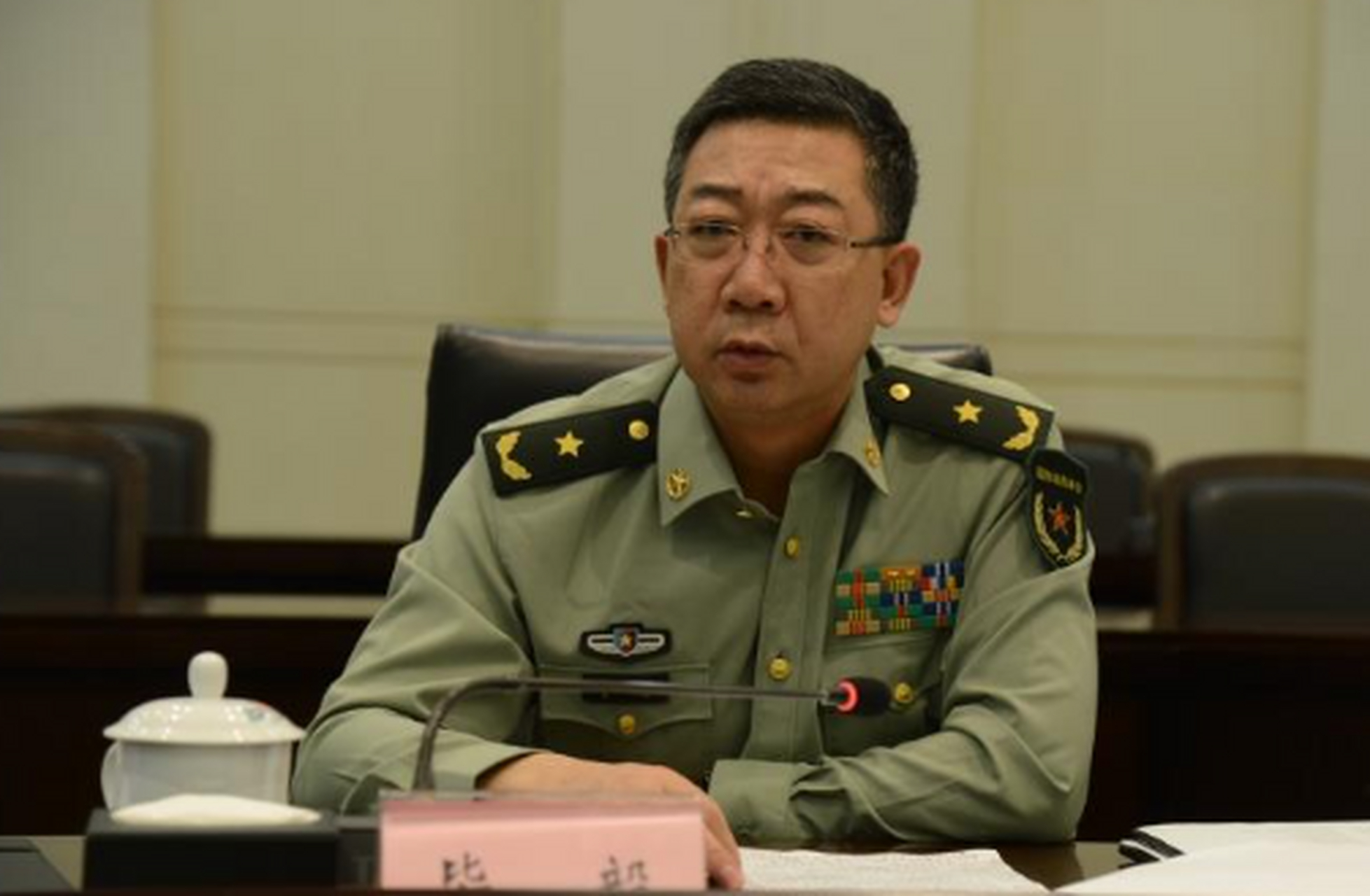 都是正军级少将,省级军区司令和陆军军长,谁更容易升战区级上将 解放