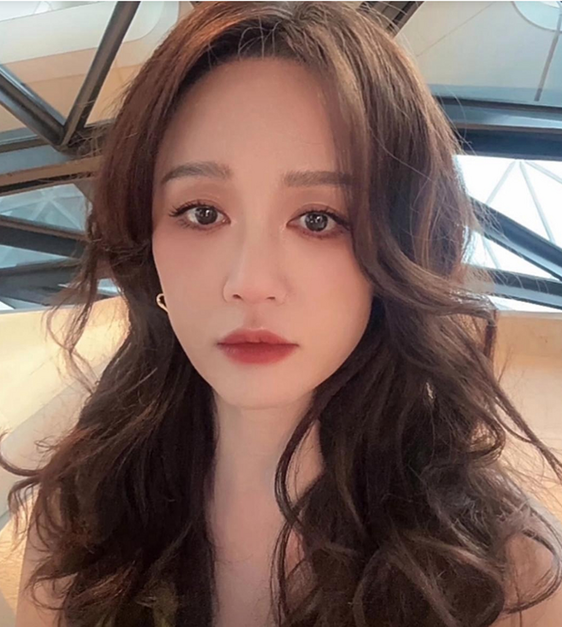 陈乔恩晒出在片场的自拍,妆容精致,卷发尽显知性美.