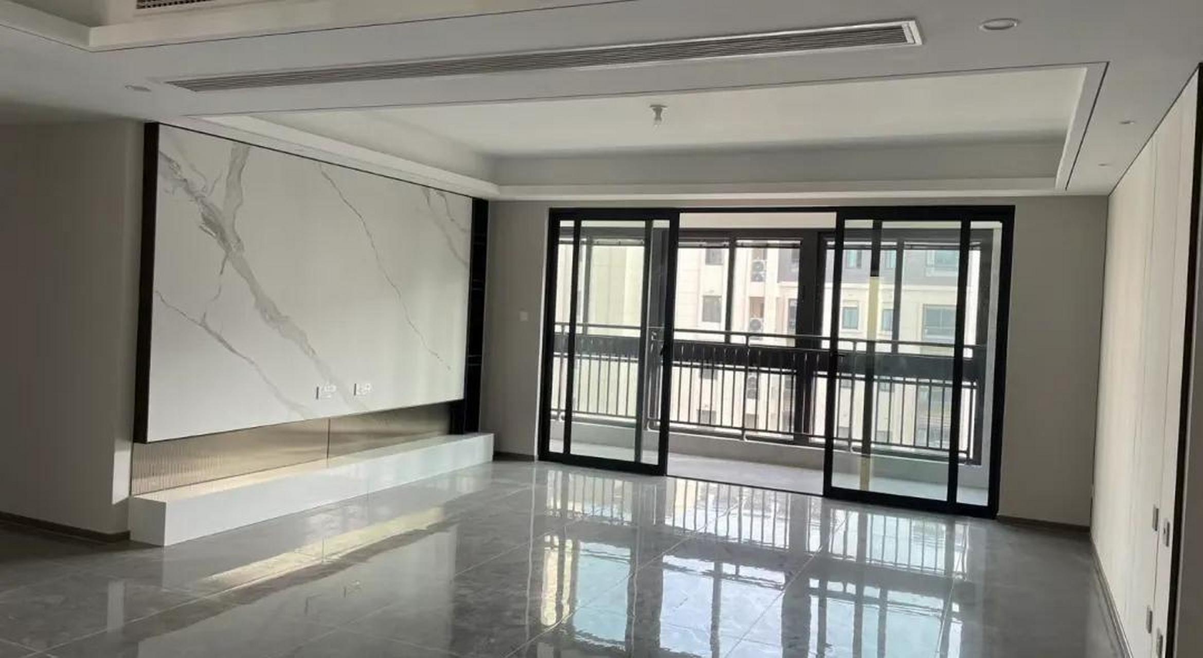 1717现在房子楼板是真的薄啊… 偷摸跑工地看了看,还没铺地暖